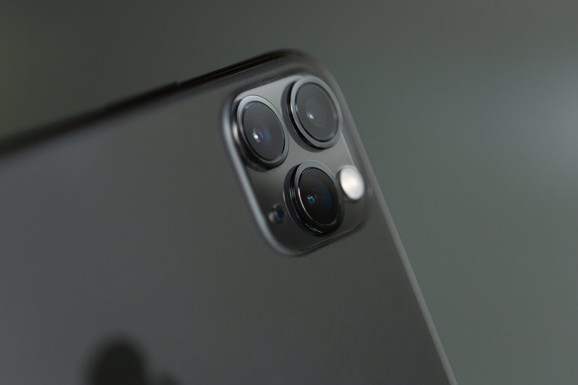 close up phography of a grey iphone xi